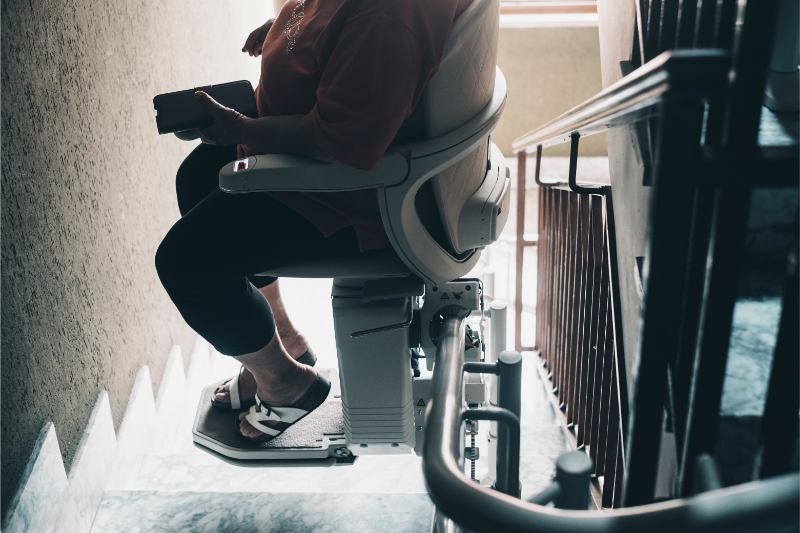 une femme assise sur des toilettes dans une salle de bains